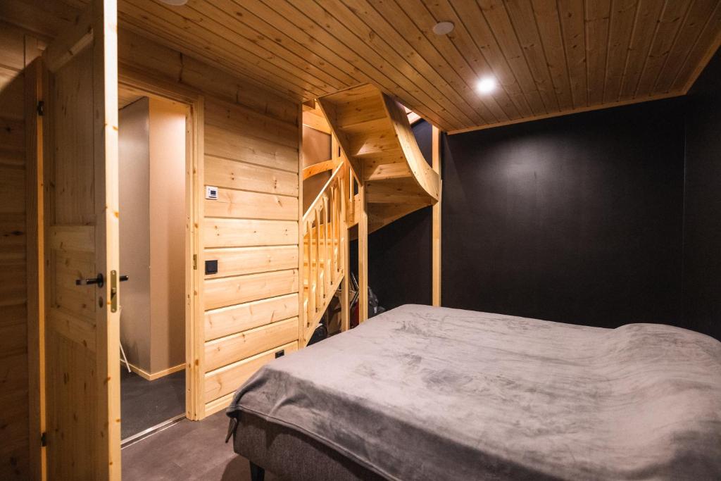 基蒂莱Black Work Levi Aihki的一间卧室设有双层床和楼梯。