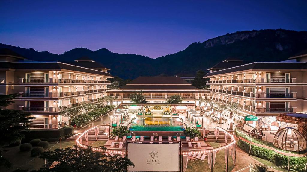 慕斯Lacol Khao Yai - A Chatrium Collection的庭院中带游泳池的酒店