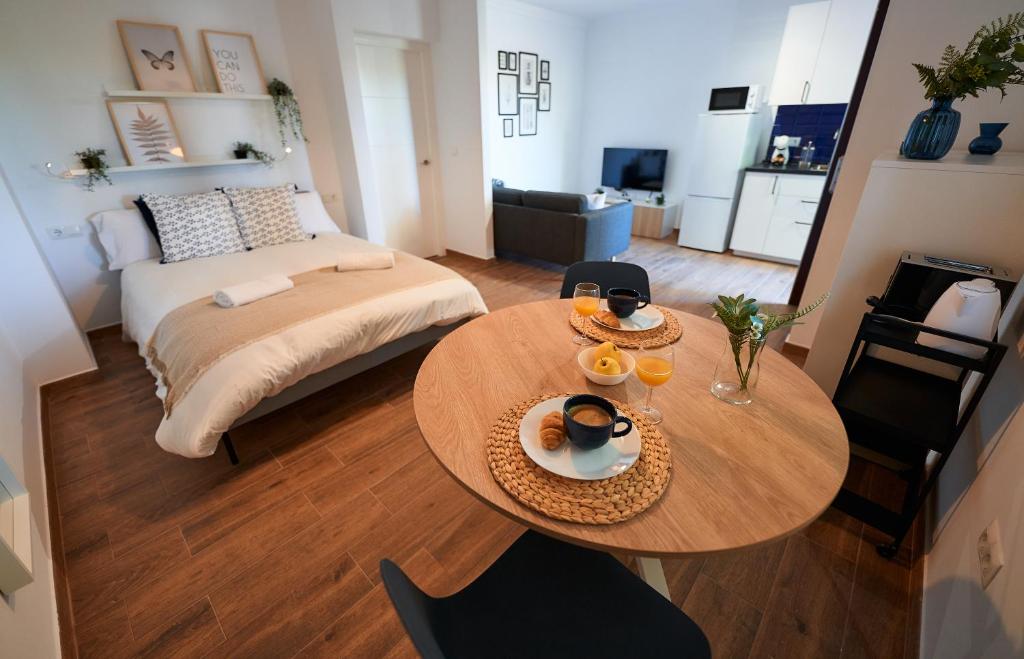 隆达Apartamentos Sierra de Las Nieves的客厅配有桌子和床。