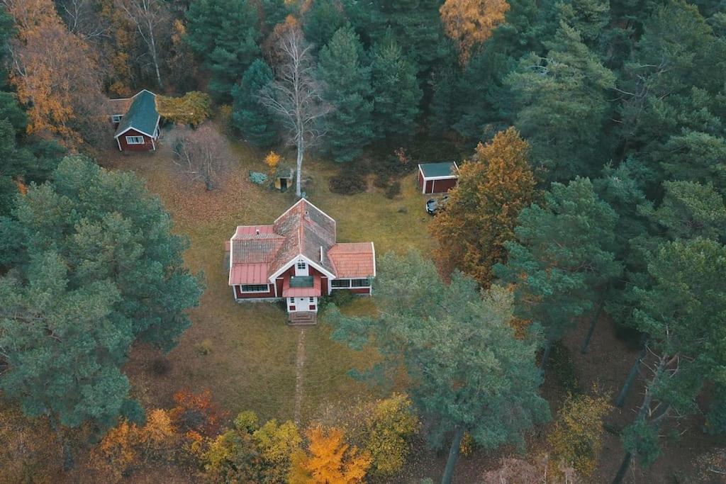 LjunghusenLjunghusen Holiday Inn Cottage的森林中房屋的空中景观
