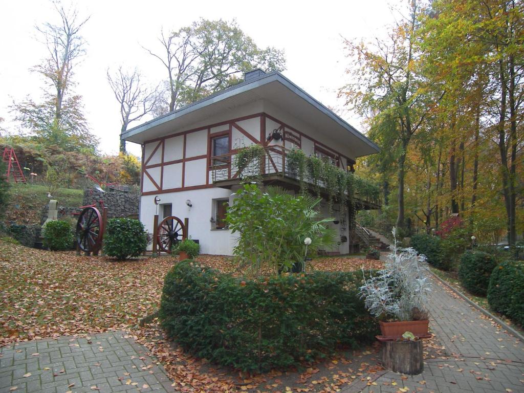 StubbenfeldeFerienwohnung Moewennest的一间白色的小房子,有 ⁇ 帽屋顶