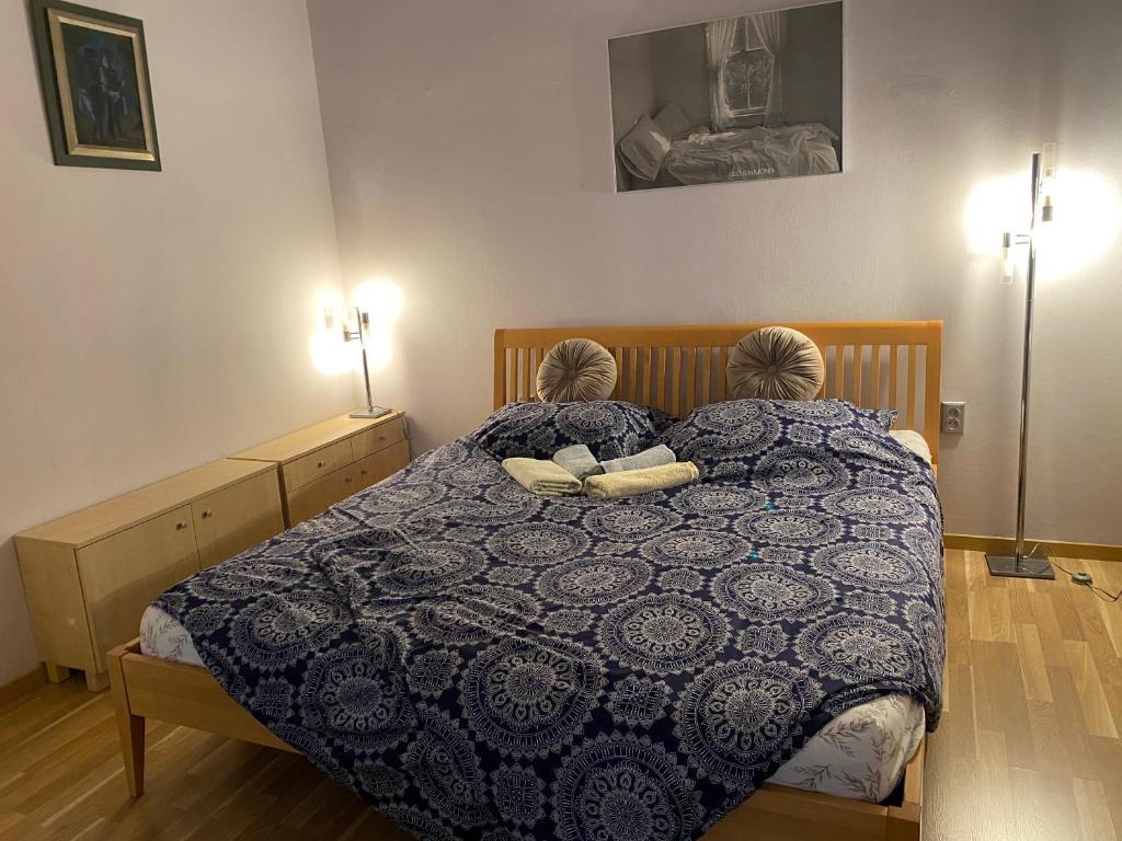 布拉格Super Old Town的一间卧室配有一张带蓝色被子的床