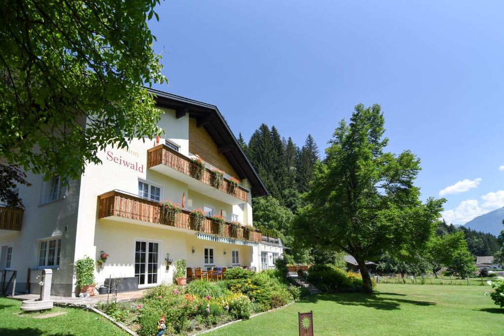 克查赫Pension Seiwald in Kötschach的享有酒店花园的景致。