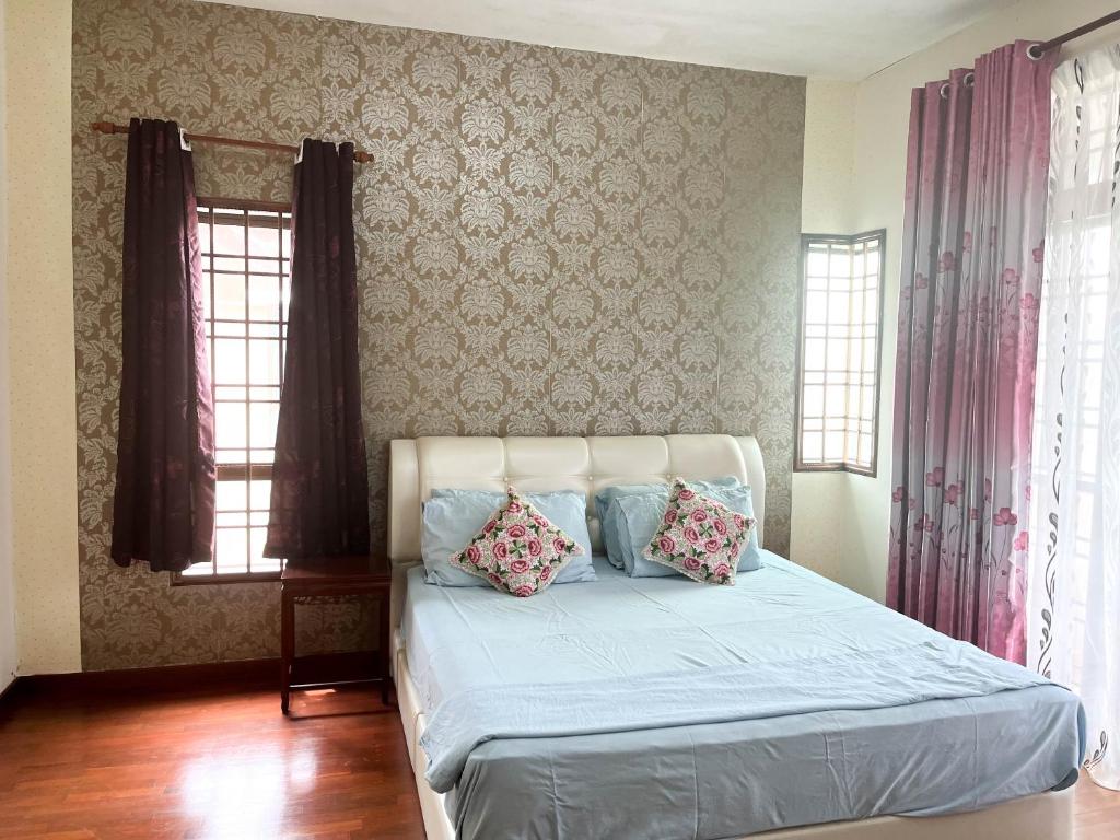 麻坡Muar Homestay [Located at Sabak Awor Seafood Court]的一间卧室配有一张带两个枕头的床