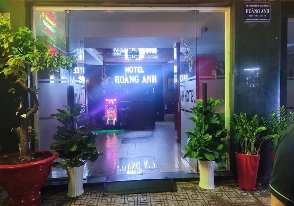 胡志明市Hoàng Anh Hotel的商店前方带有读取世界贸易手臂的标志