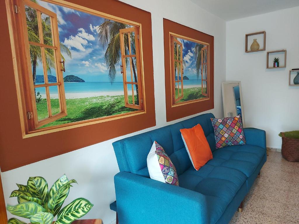 Casa Doña Guilla 2的客厅设有蓝色的沙发,配有窗户