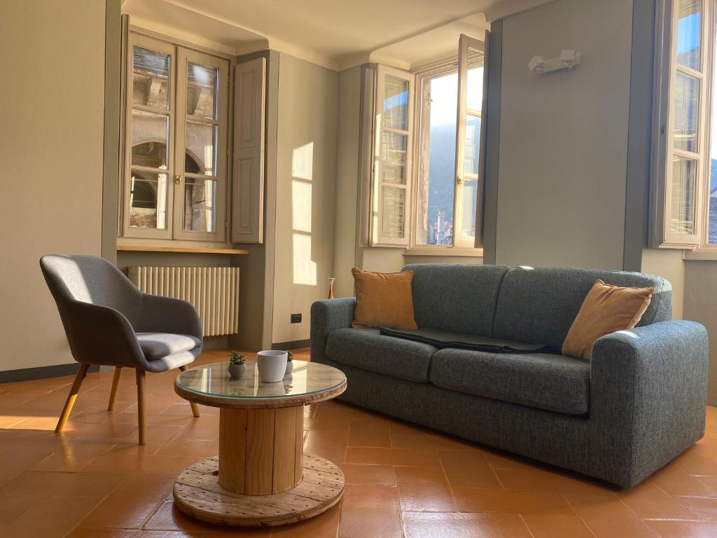 多莫多索拉Antica Dimora del Mercato的客厅配有沙发和桌子