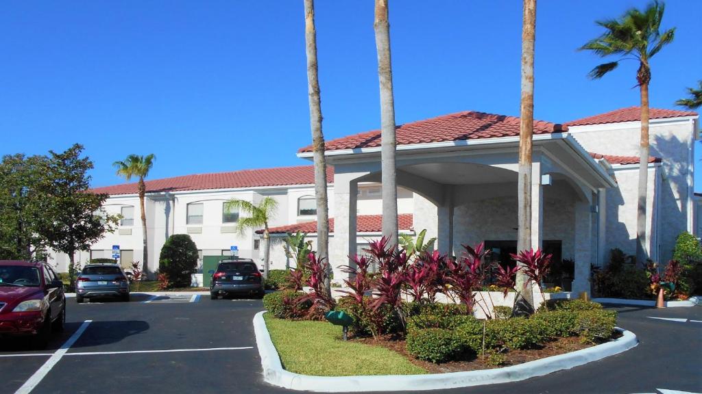 圣奥古斯丁Holiday Inn Express St Augustine Dtwn - Historic, an IHG Hotel的棕榈树建筑前的停车场