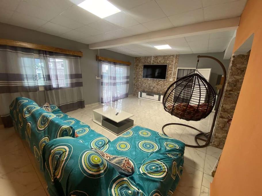 BouéniLogement 2 chambres au sud de Mayotte的客厅里设有蓝色沙发