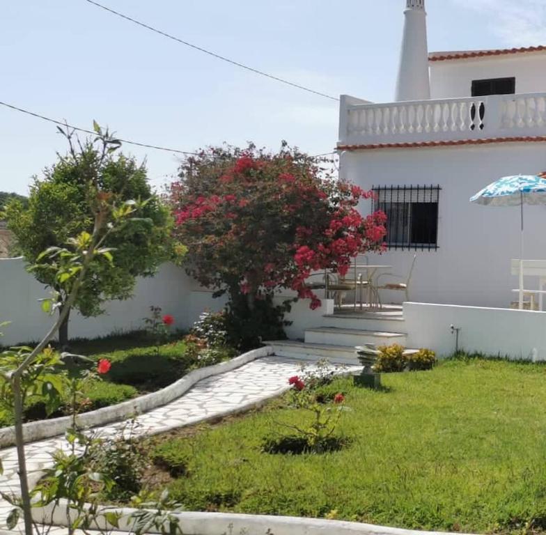 阿玛考德佩拉Vivenda Miraflores的白色房子前面的花园