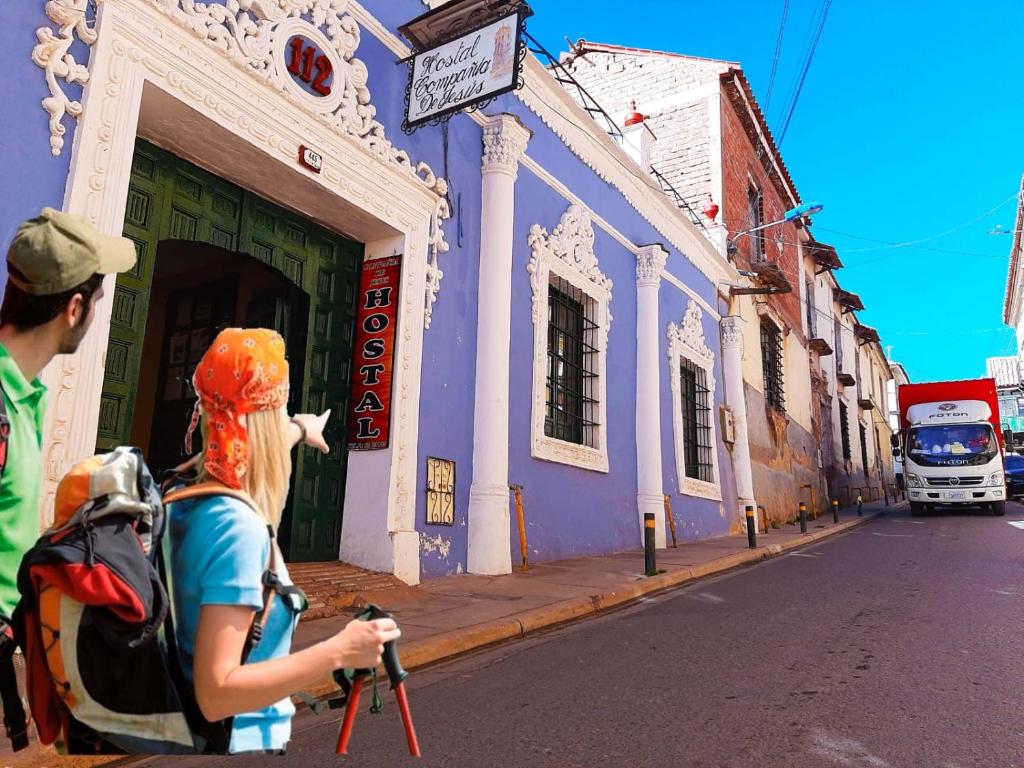 波托西Hostal Compañía de Jesús的城市街道上骑自行车的男女