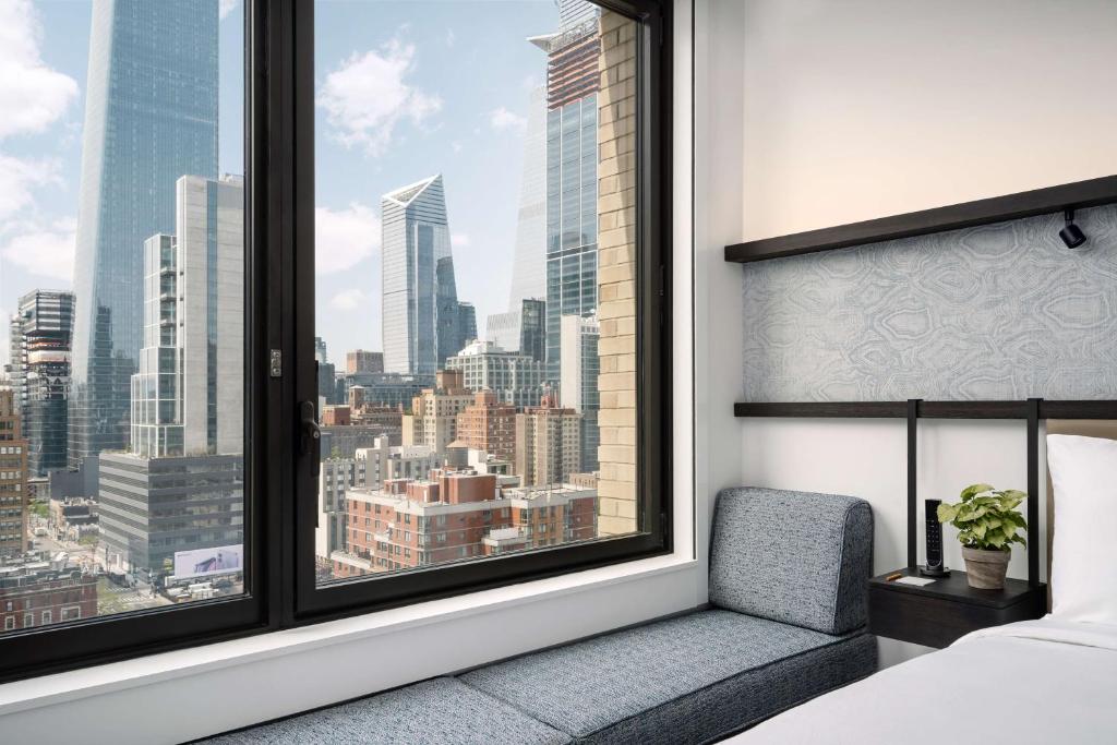 纽约Arlo Midtown的卧室设有窗户,享有城市美景。