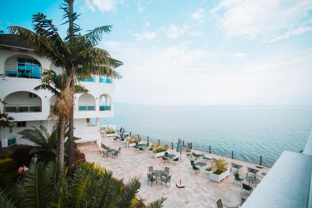 戈马Cap Kivu Hôtel的从酒店阳台可欣赏到海景