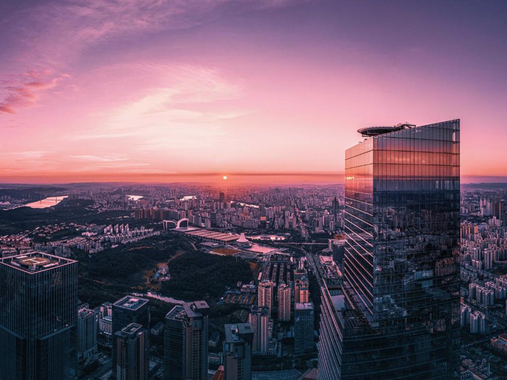 南宁南宁香格里拉 - 全球最高香格里拉的落日时城市天际线与高楼