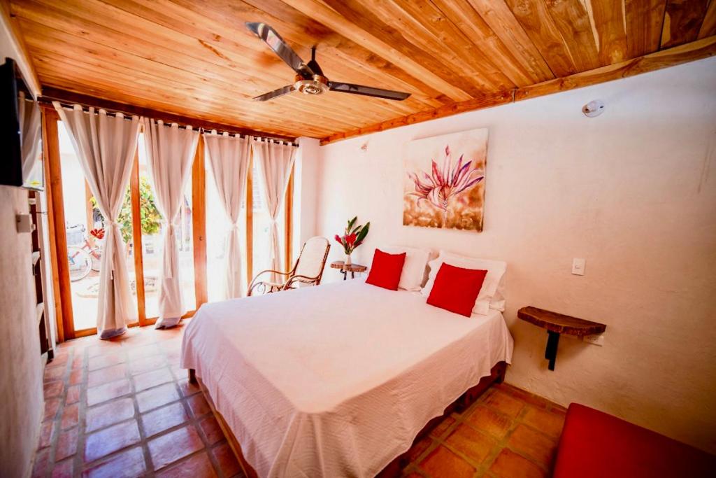 蒙波斯Casa Portal de la Bodega的一间卧室配有一张床和吊扇