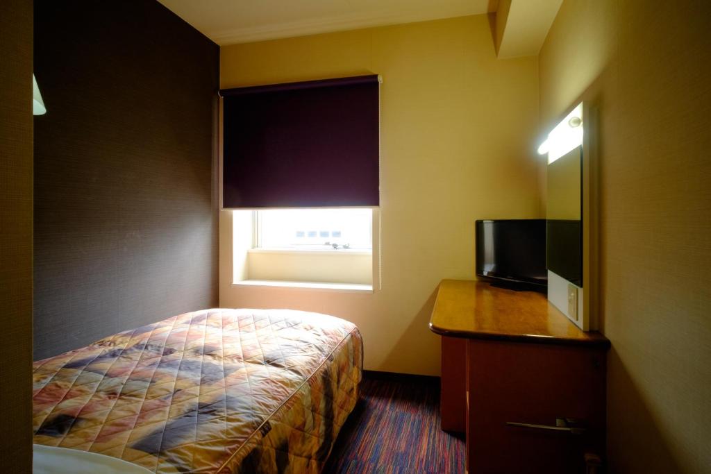 大阪2nd inn的酒店客房设有床和窗户。
