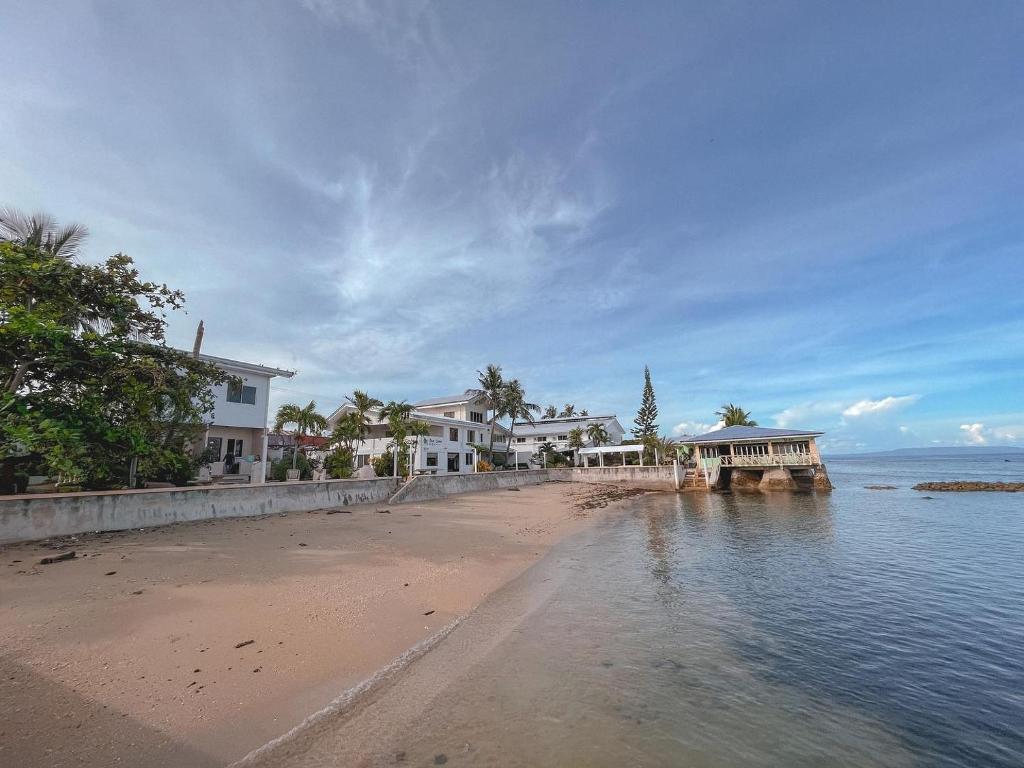 达拉盖地Ocean Bay Beach Resort的享有海滩美景,设有房屋和水