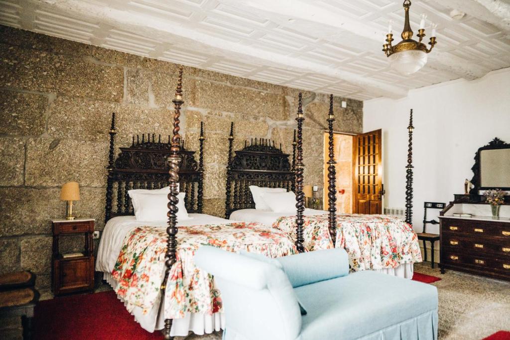 Miguas金塔吉马良斯酒店的一间卧室配有一张大床和一把椅子