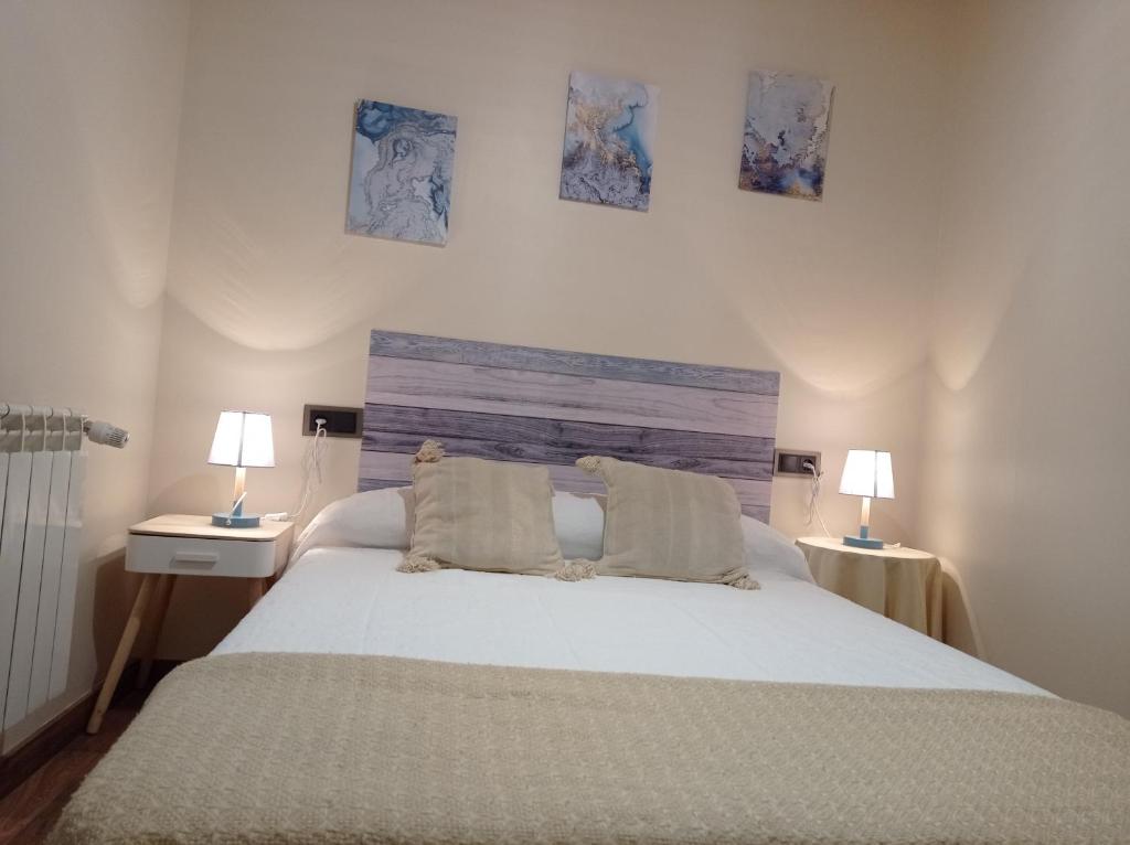 奥尔梅多Magia en el Arco的一间卧室配有一张带两盏灯的大型白色床。