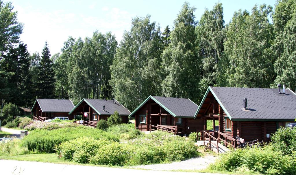 赫尔辛基赫尔辛基拉斯提拉露营酒店的一组树屋