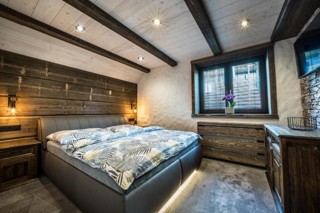 哈拉霍夫Resort Slunce的一间卧室设有一张床和一个窗口