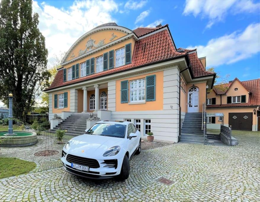 莱尔特Luxus Stadtvilla EMG Hannover Braunschweig Wolfsburg 20P的停在房子前面的白色汽车