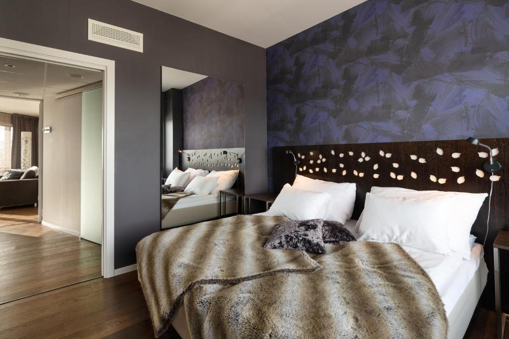 约维克斯坦德古尔冈品质酒店的一间卧室配有一张壁画大床