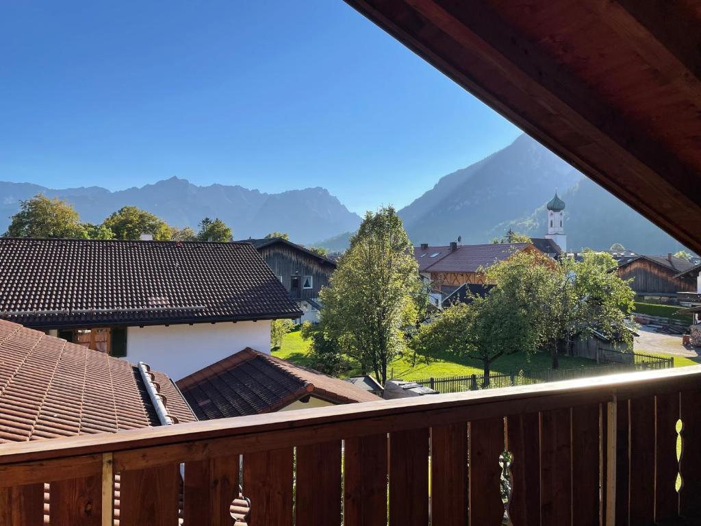 法尔先特Dachgeschosswohnung mit traumhaftem Zugspitzblick bei Garmisch的山景阳台
