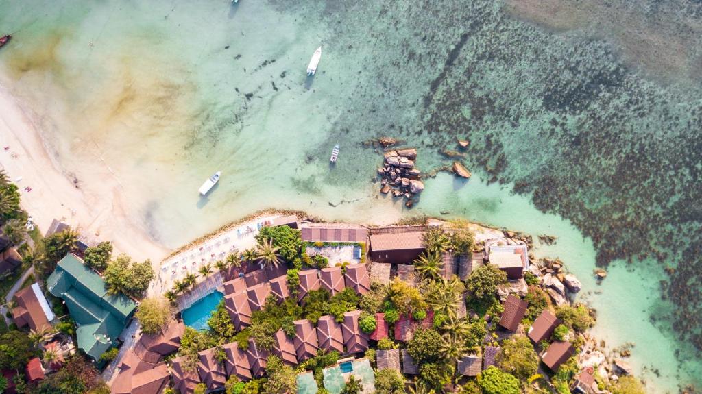 哈德姚Secret Place Hotel and Restaurant的海滩上的度假村的空中景致