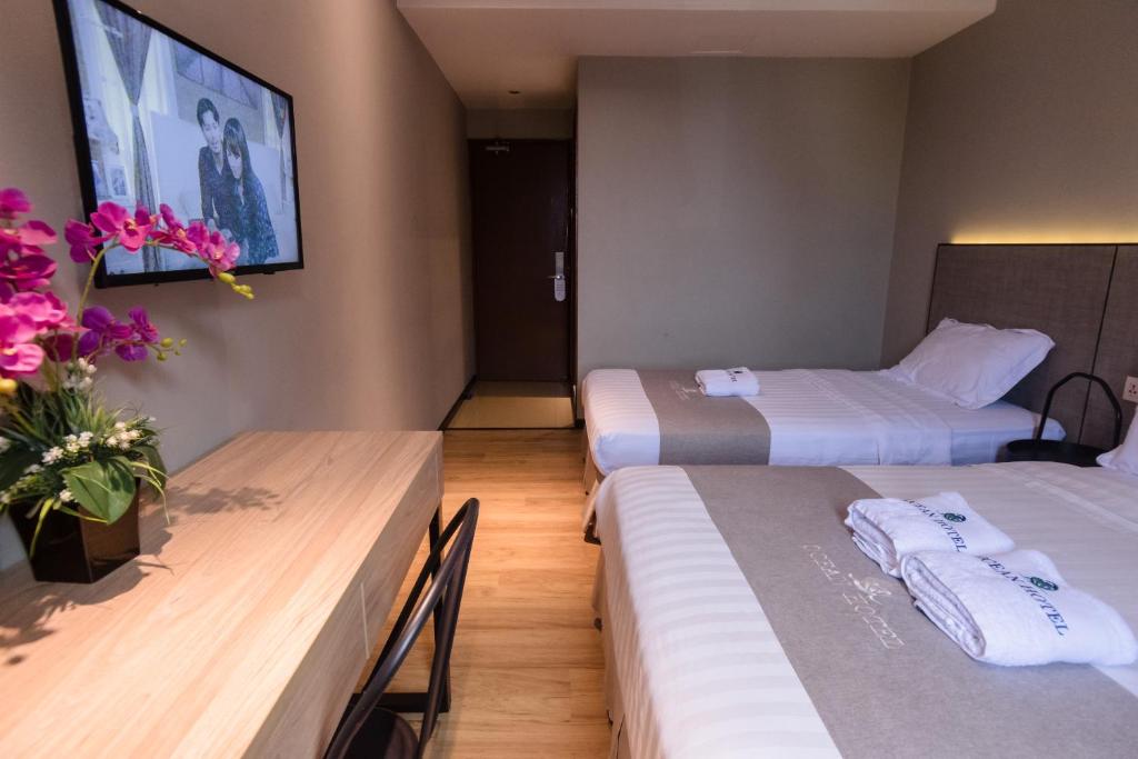 拉布安OCEAN HOTEL的一间酒店客房,设有两张床和电视