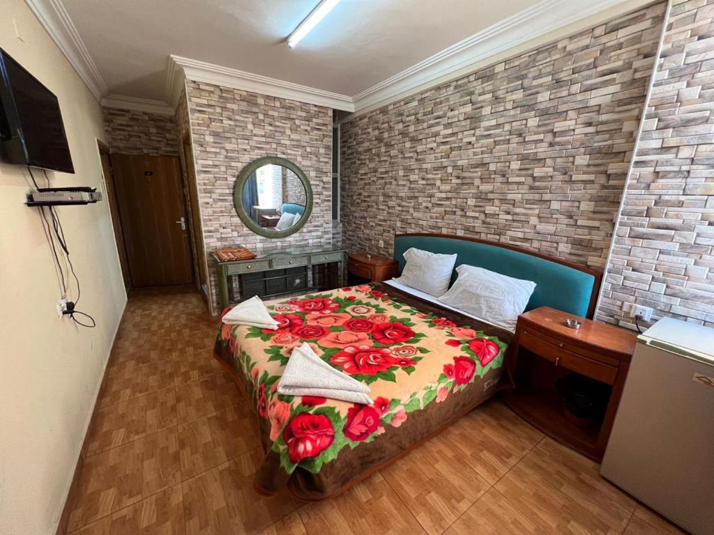 亚喀巴得维克1号酒店的一间卧室,床上有红色的鲜花