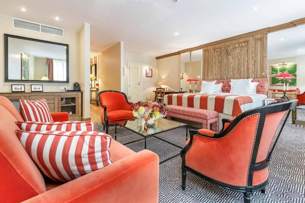 维尔纽斯瑞莱沙托斯思提吉莱堡酒店的酒店客房,配有两张床和橙色椅子