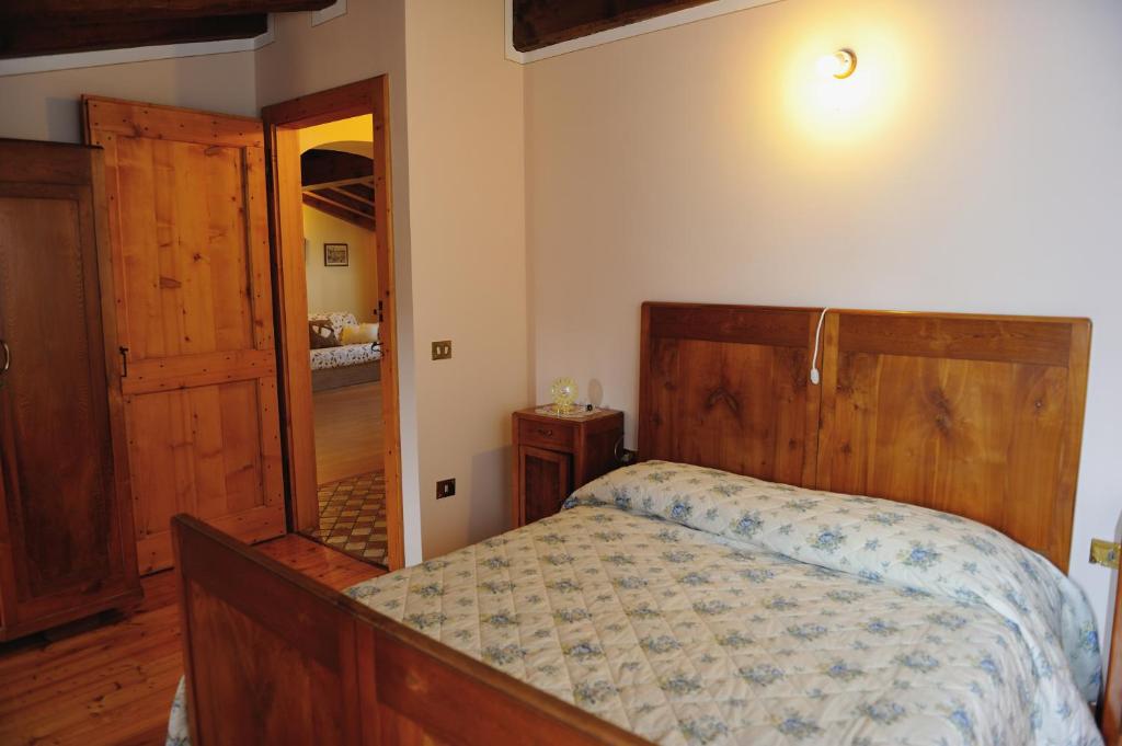 Miane克罗迪农家乐的一间卧室配有一张床,一扇门通往一个房间