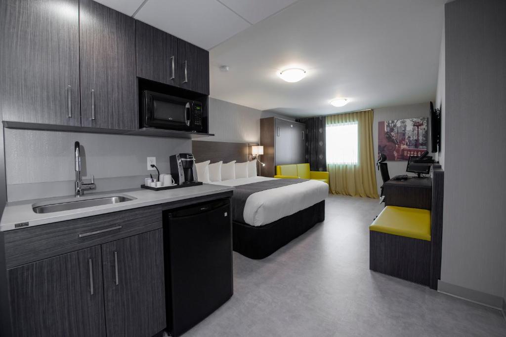 魁北克市乐多芬魁北克套房和酒店的酒店客房设有一张床和一个带水槽的厨房