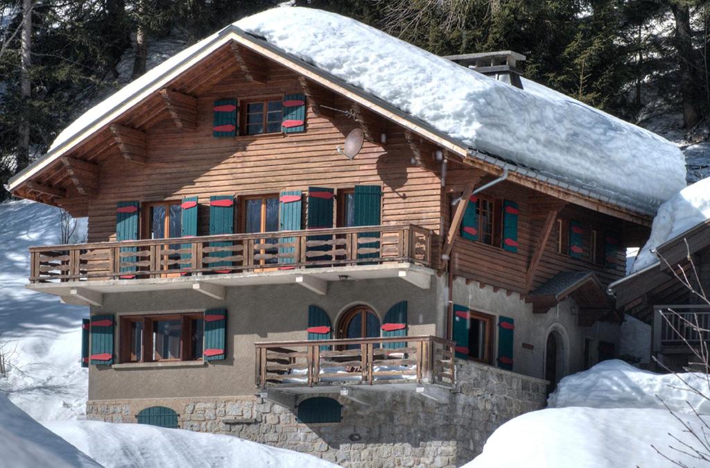 夏蒙尼-勃朗峰La Ribambelle的小木屋,屋顶上积雪
