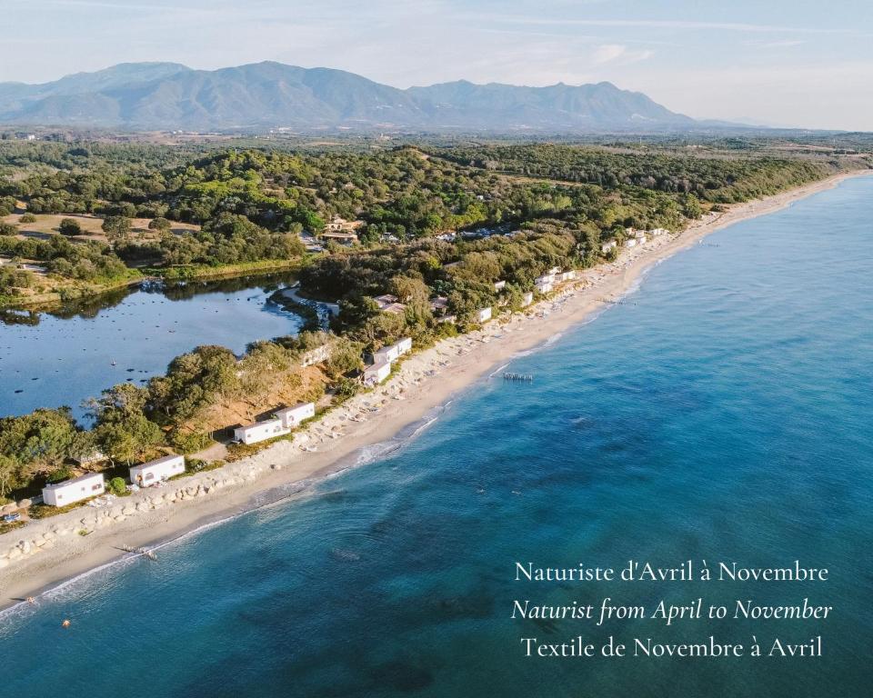 林古泽塔Domaine Naturiste de Riva Bella的享有海滩和水域的空中景致