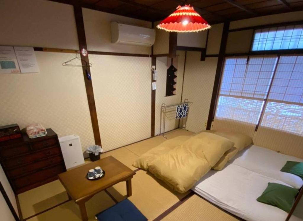 京都哈纳基亚的一间设有床铺和桌子的房间