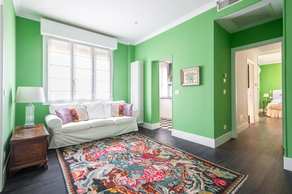 博洛尼亚Green House city center的客厅设有绿色的墙壁和白色的沙发