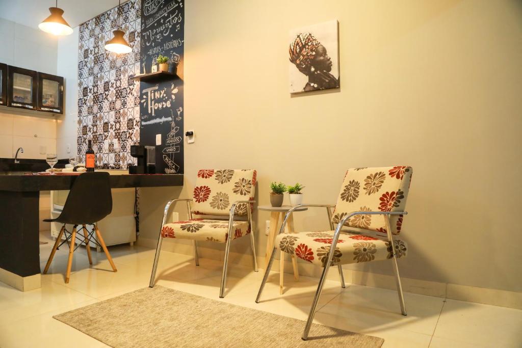 帕尔马斯Casa Pequena, Completa e Aconchegante - Tiny House的厨房配有两把椅子、一张桌子和一个柜台