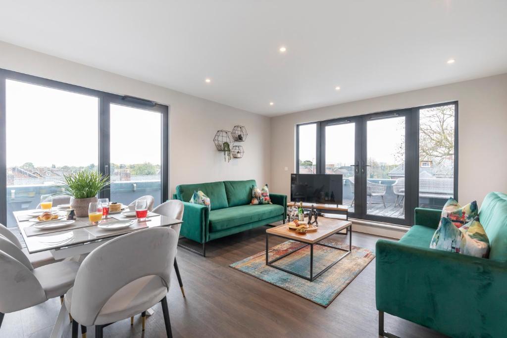 格洛斯特Elliot Oliver - Stunning Three Bedroom Penthouse With Large Terrace & Parking的客厅配有绿色家具和桌子