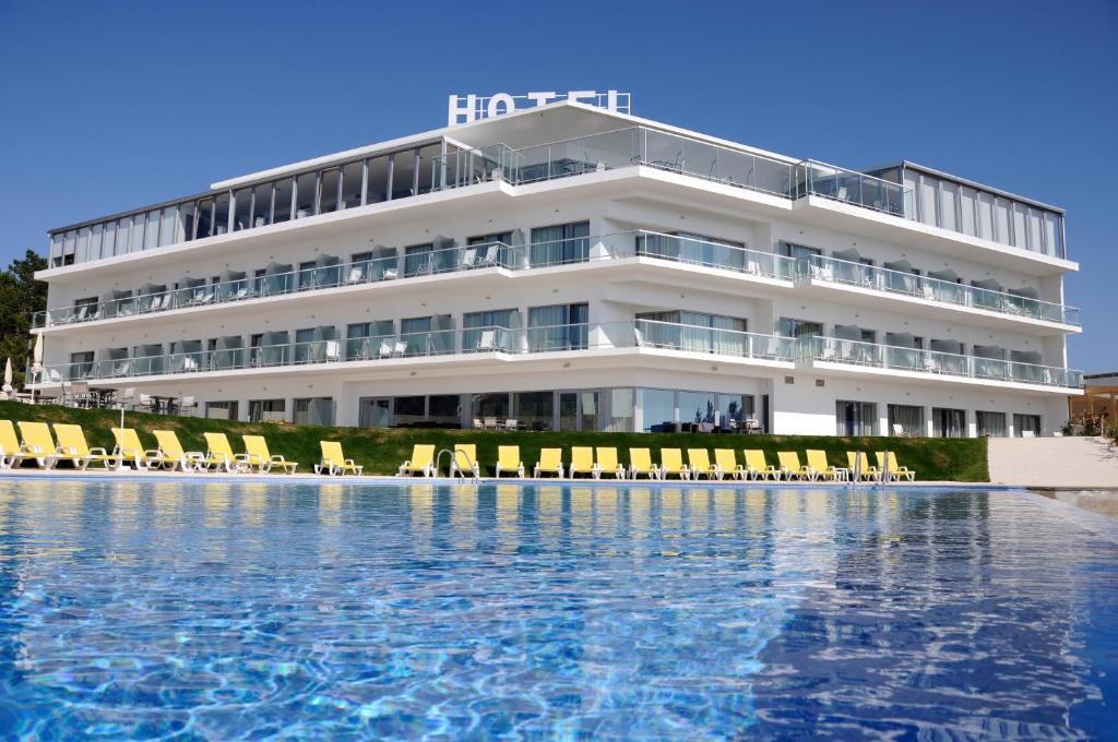 纳扎雷苏尔美丽华酒店的大楼前设有游泳池的酒店