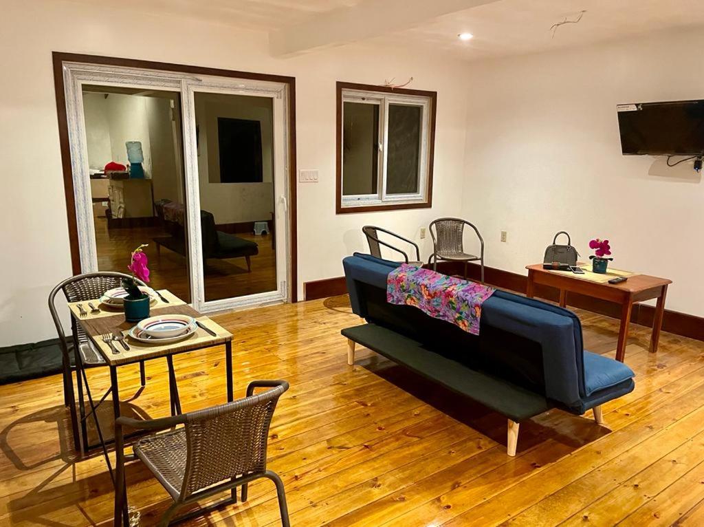 罗阿坦Rosa - Private room in shared house的客厅配有沙发和桌子