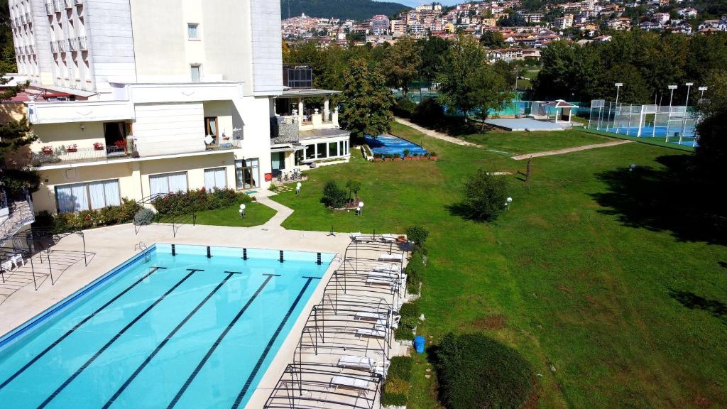 菲乌吉HOTIDAY Resort Fiuggi的大型建筑旁边的大型游泳池