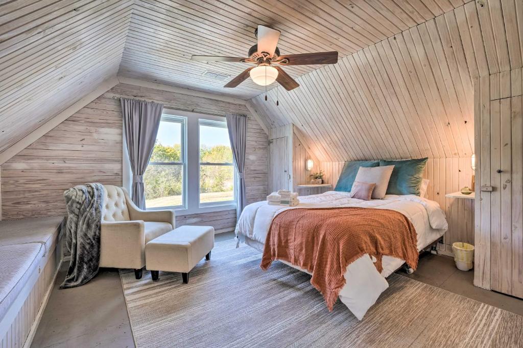 BellsUnique Loft Cabin Fire Pit and Fishing Access!的一间卧室配有一张床和吊扇