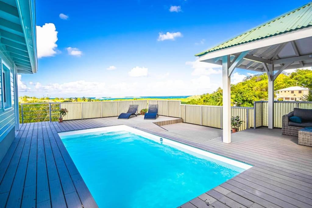 勒弗朗索瓦Magnifique villa piscine, vue mer, 8 km plages的房屋甲板上的游泳池
