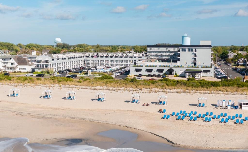 五月岬郡开普梅大酒店的海滩空中美景,设有椅子和建筑