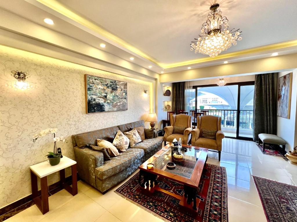 开罗Luxury hotel apartment with pools in front AUC的客厅配有沙发和桌子