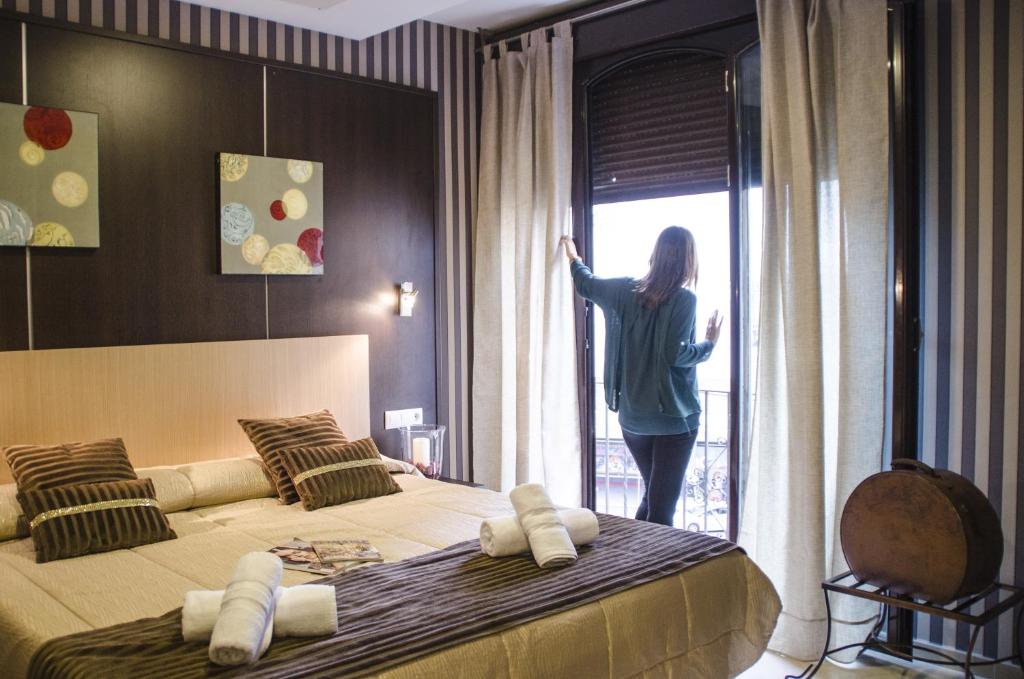 塞维利亚杜奎萨酒店的一位女士从卧室的窗户望出去