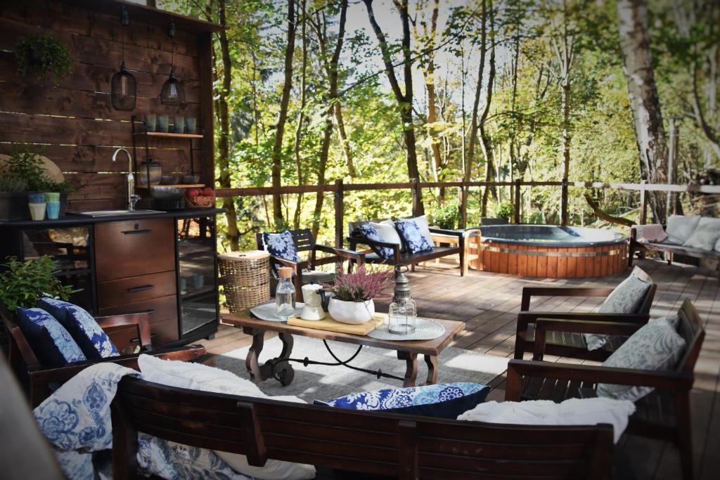 斯克拉斯卡波伦巴Oto Widoki的庭院配有桌椅和浴缸。
