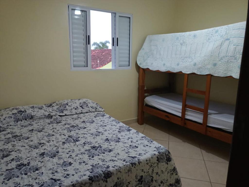 蒙加瓜Lindo Sobrado的一间卧室配有双层床和窗户。
